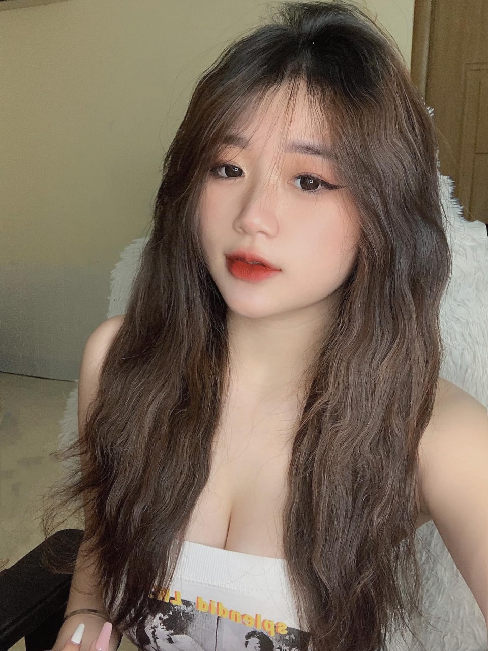 Gã chồng già thấy Người vợ trẻ thiếu thốn tự sướng nên đã thuê người đụ vợ yêu của mình